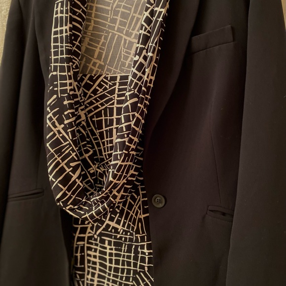 Sleeveless. Black and White. Soft flowy blouse by Kenneth Cole Reaction. Size M. - Picture 4 of 5